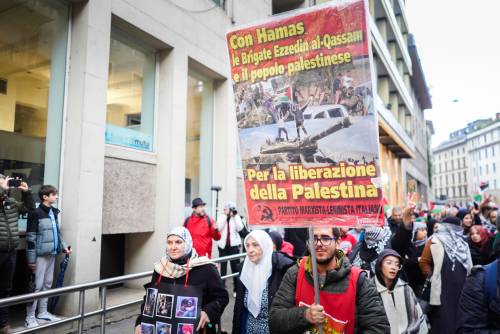 Cartelli pro-Hamas, la vergogna al corteo di Milano. E Salvini: "Ultimi Fascisti"
