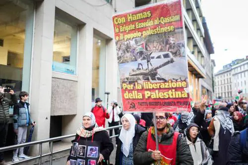Cartelli pro-Hamas, la vergogna al corteo di Milano. E Salvini: "Ultimi Fascisti"