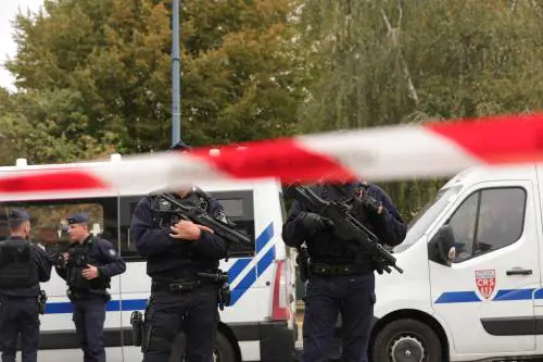 Donna ebrea accoltellata in casa a Lione, aggressore fugge dopo aver inciso una svastica sulla porta