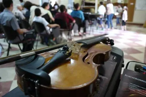 Nel cuore della Città Vecchia di Gerusalemme c'è un conservatorio con duecento studenti: sono ebrei, cristiani, e musulmani. Bambini e giovani che suonano insieme