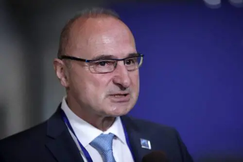 Bacio tentato con la ministra tedesca: finisce sotto "processo" l'omologo croato