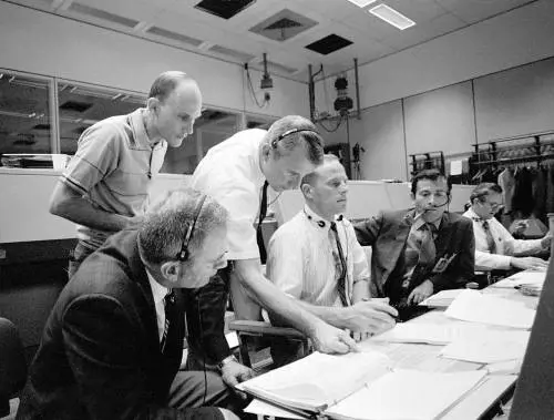 Addio a Mattingly, l'astronauta eroe. Grazie alla rosolia poté salvare l'Apollo 13