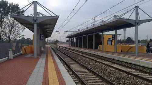 Cade mentre attraversa i binari: 32enne muore travolto da un treno a Milano