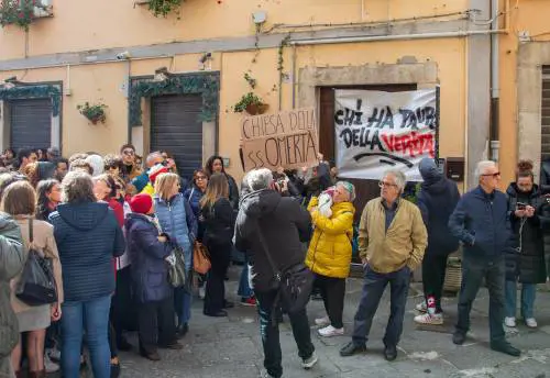 La folla all'esterno della chiesa in cui fu rinvenuto il corpo di Elisa Claps