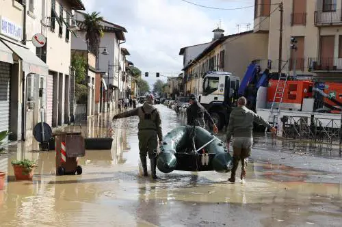 Gli angeli del fango al lavoro senza sosta. "Qui dall'alba, deve tornare la normalità"