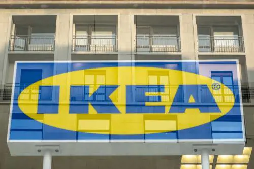 Una domenica nel grande magazzino svedese: tra i mobili va in scena la guerra dei sessi