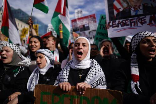 Come la guerra ad Hamas sta spaccando la sinistra in Europa e negli Stati Uniti