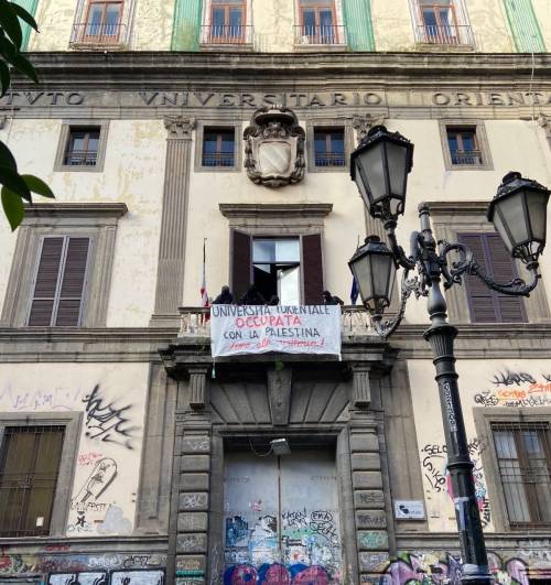 "Fino alla vittoria". Collettivi rossi occupano l'università orientale di Napoli a sostegno dei palestinesi