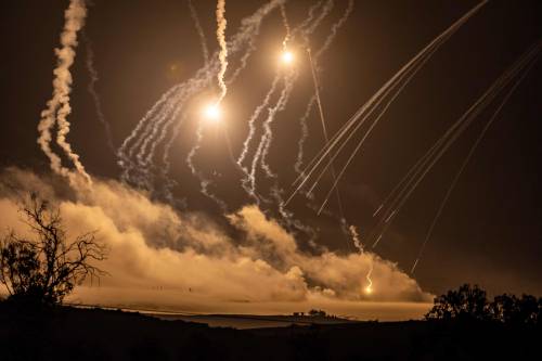 Gaza tagliata in due. Allarme a nord: 30 missili dal Libano