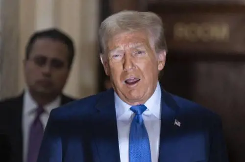Trump in aula e la sfida ai giudici: "Giornata nera per il nostro Paese"