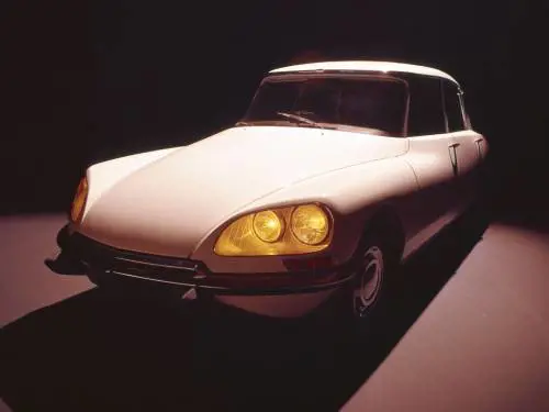 Citroen DS, una dea vestita da squalo, icona senza tempo