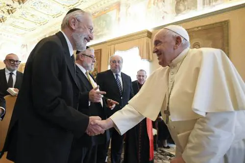 Papa malato, niente discorso ai rabbini