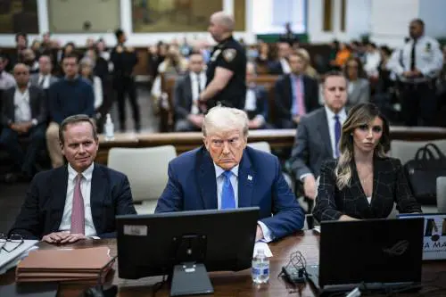 Trump, il processo show è un comizio elettorale. "La pm pagata da Soros"