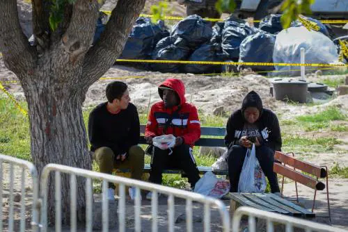 Minori nei centri fino a 45 giorni e oltre i 16 insieme agli adulti: le modifiche nel decreto Cutro 2