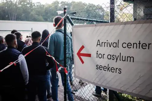 La Germania taglia i sussidi agli immigrati: arriva la stretta all'accoglienza