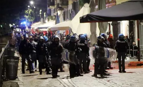 Scontri a Milano, arrestato tifoso del Psg: "Ha colpito al volto un agente con una spranga"