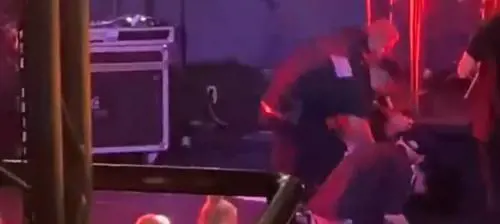 Cantante russo sviene sul palco dopo essere stato chiamato per andare in guerra