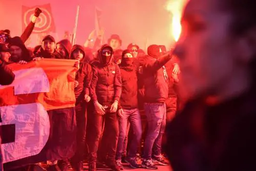 Tifosi del Psg in piazza Duomo a Milano prima della gara col Milan