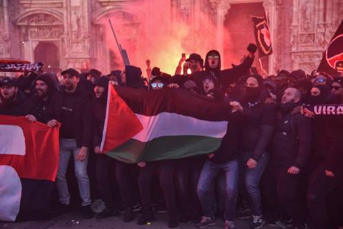 Fumogeni e bandiere della Palestina: piazza Duomo blindata per i tifosi del Psg 