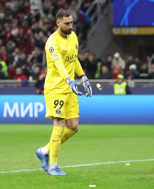 Dalle banconote finte ai fischi assordanti: notte da incubo per Donnarumma a San Siro