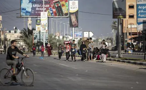La processione di bandiere bianche. I palestinesi in fuga mollano i jihadisti