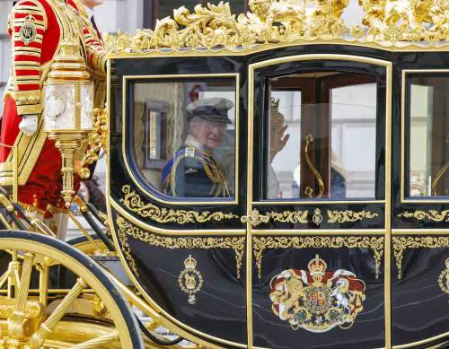 Primo discorso (a 70 anni) di Re Carlo. Sì alle trivelle e stretta sui clandestini