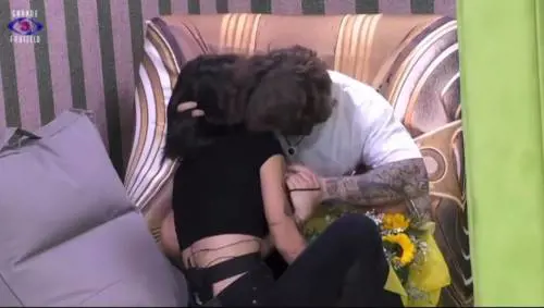 “Mi fai impazzire". Scatta il bacio tra Paolo e Letizia al Grande Fratello 23