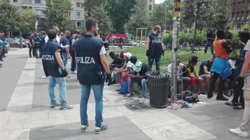 Blitz contro i trafficanti di migranti grazie al click day. Meloni: "Denunciato tutto un anno fa"