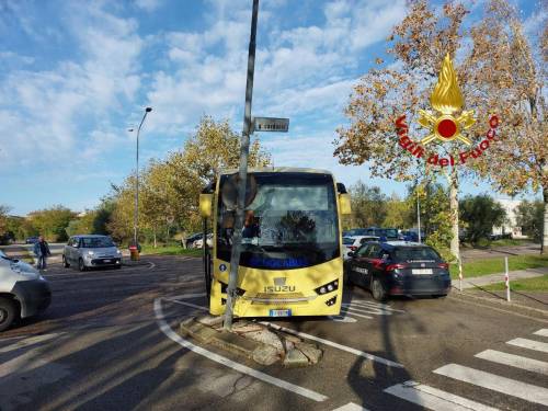 Incidente a Perugia: le immagini dello scuolabus finito contro un palo