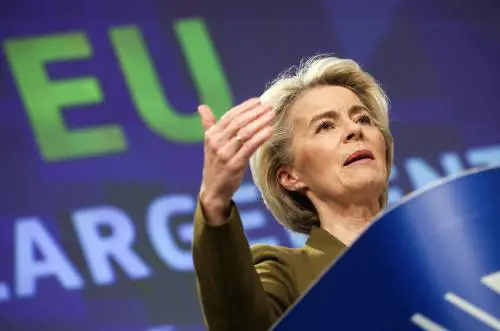 Ucraina nell'Ue, la Commissione raccomanda i negoziati. Von der Leyen: "Chiamata della storia"