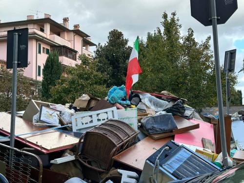 Il tricolore issato dai volontari a Galciana durante le operazioni di pulizia, una delle zone colpite dall'alluvione a Prato