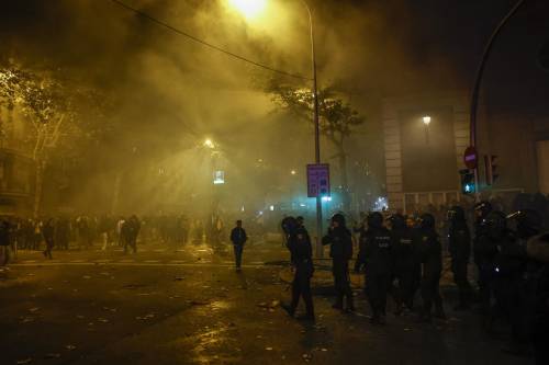 Madrid, guerriglia e caos. Vox incendia la rivolta per l'amnistia ai catalani