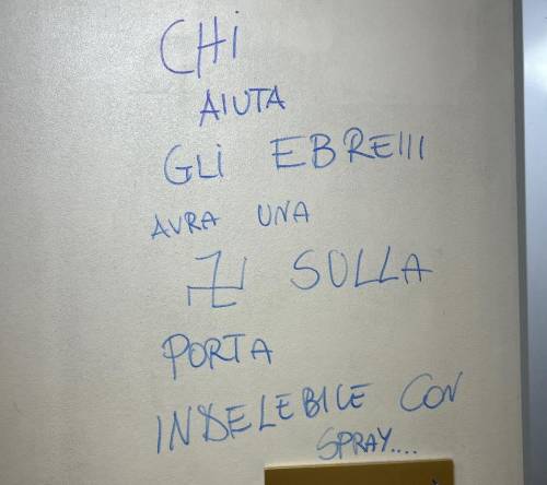 La scritta choc in un palazzo a Roma: "Chi aiuta gli ebrei avrà una svastica sulla porta indelebile"