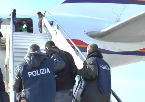 Minacce alla polizia e crocifissi distrutti: espulso un marocchino