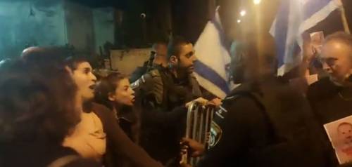 Israele, sì alle pause umanitarie di 4 ore al giorno. Proteste davanti alla casa di Netanyahu | La diretta