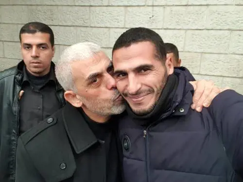 I sospetti sui fotografi di Gaza e il bacio del leader jihadista