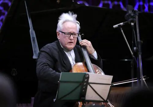 Il violoncellista David Geringas le suona all'Urss