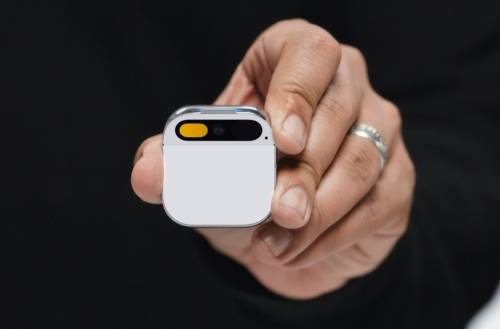 Piccolo e senza display: con Humane AI Pin arriva pure il "post smartphone"
