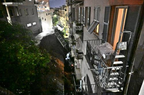 Genova, crolla un parcheggio nel quartiere di Castelletto: le immagini