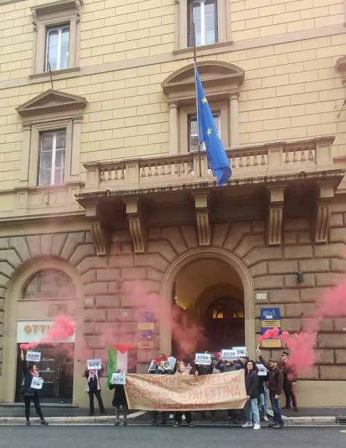"Complici con genocidio palestinesi". Occupata la sede dell’Europarlamento a Roma