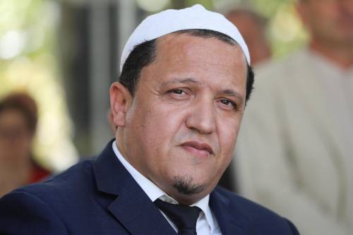 “Saremo tutti ebrei”. L’imam in piazza a Parigi contro l’antisemitismo