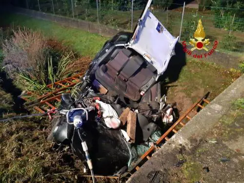 Treviso, auto finisce fuori strada: le immagini dello schianto mortale