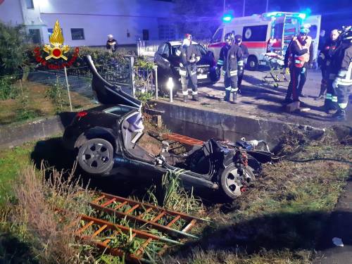 Perde il controllo dell'auto e finisce fuori strada: due morti a Treviso