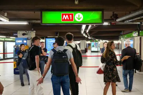 Reagisce a un furto in metrò, ladro ko