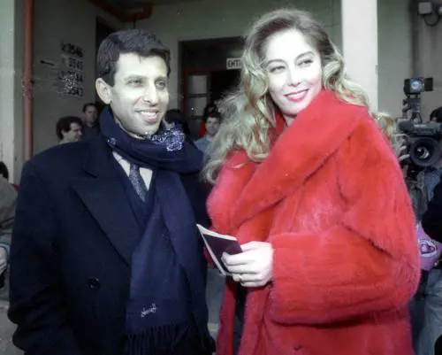 Il porno, Craxi e il tumore. Il ricordo della mamma di Moana Pozzi: "Non dirò a nessuno dove sono le sue ceneri"