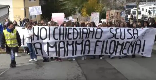 "Tutti per Elisa", la bellissima manifestazione degli studenti a Potenza. Emozione per la famiglia Claps