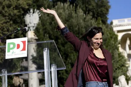 Pd in piazza a Roma tra bandiere palestinesi e cappellini comunisti