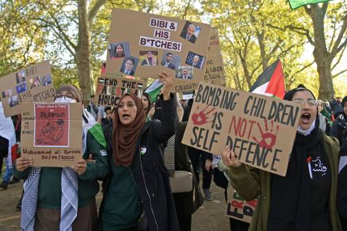 Londra, Parigi e Bruxelles in piazza e i leader "giustificano" l'antisemitismo