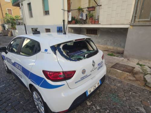 Foggia, marocchino danneggia l'auto della Polizia locale