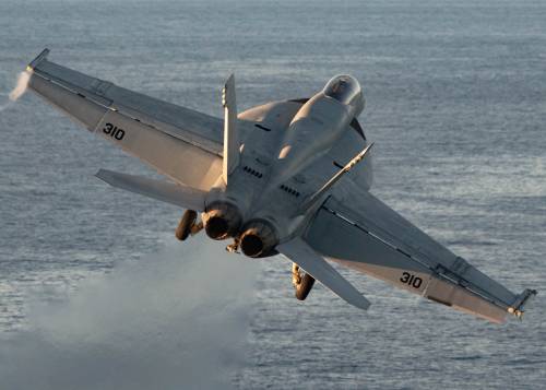 Un F-18 dell'aeronautica statunitense sul Mediterraneo (foto di repertorio).
